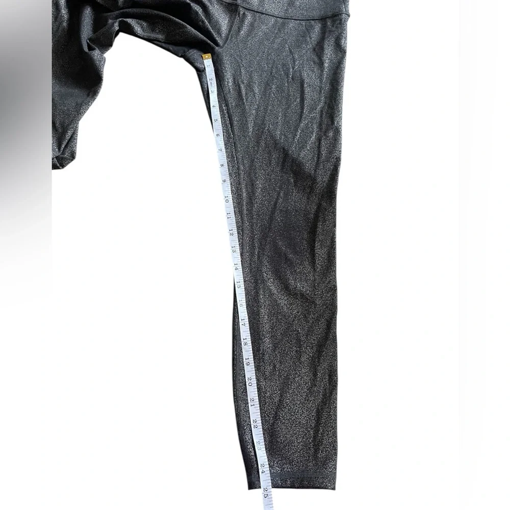 Lululemon Wunder Under Hi-Rise Tight 25’
Luminosity Foil Print Black Silver - Picture 4 of 10